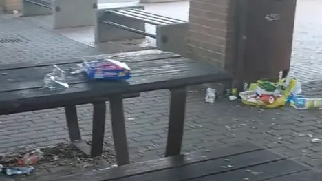 I rifiuti lasciati dai ragazzi nella piazzetta di Francenigo