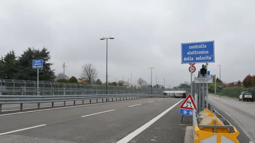 Foto Agenzia Candussi/ Chiarin/ Mestre, viale martiri della libertà/ Cartelli che segnalano la presenza degli autovelox