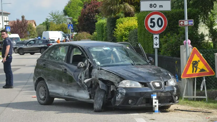 L'auto che ha travolto l'operaio in via Marcorà a Conegliano (Foto Cavicchi)