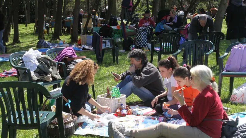 Pasquetta con il sole, pic nic e grigliate nei parchi trevigiani