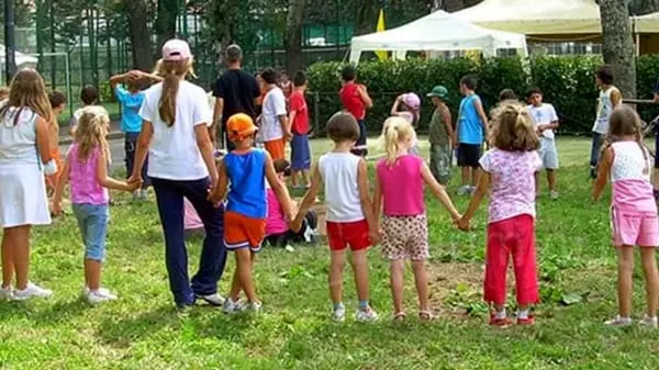 I bambini in un centro estivo