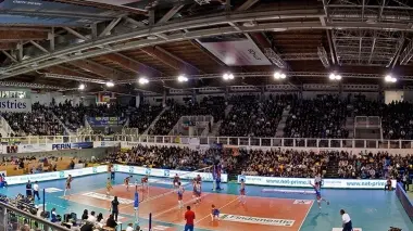 L’ARENA E IL COACH. Sopra, una bella immagine della Zoppas Arena. A destra, il condottiero Nesic che mercoledì ha perduto l’amato papà