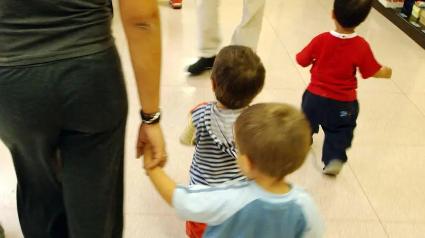 Alcuni bambini durante l’attività in un nido