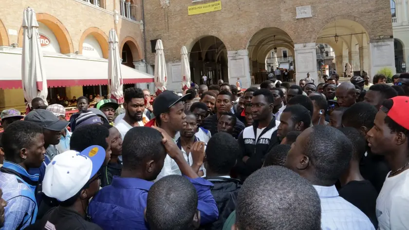 Zago agenzia foto film Treviso protesta profughi davanti prefettura