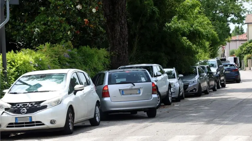 Nessuna multa a chi parcheggia in doppia fila o sui marciapiedi all'ospedale di Treviso