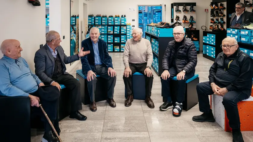 L’incontro tra i sei patriarchi dell’industria calzaturiera. Da sinistra, Francesco Parisotto, Ernesto Gazzola, Dino Signori, Armando Rizzo, Giancarlo Zanatta e Sandro Dal Bello