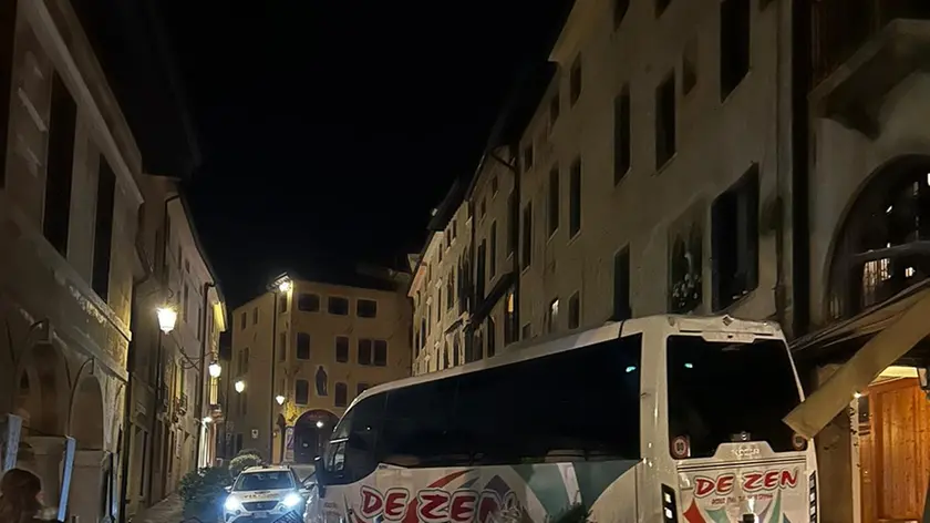 L’autobus che è finito in pieno contro il bar Commercio ad Asolo