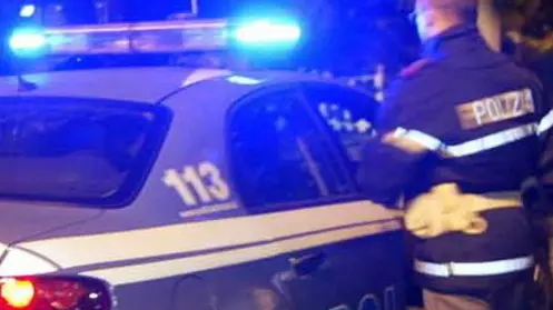 in foto la polizia intervenuta sul parcheggio dove si e' svolto l'agguato RAPINA PER 30 MILA EURO ALL' IPPODROMO SANT'ARTEMIO IN VIALE FELISSENT - polizia notte