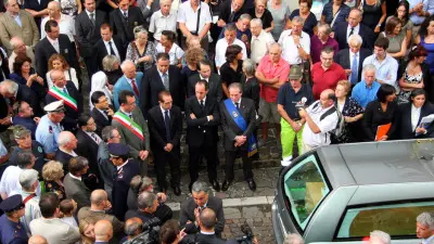 Il feretro e le autorità