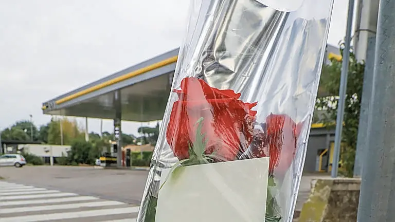 Fiori sul luogo della tragedia per ricordare le due vittime