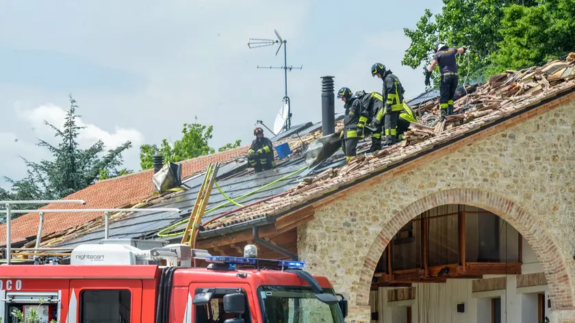 Il lavoro dei vigili del fuoco ad Asolo