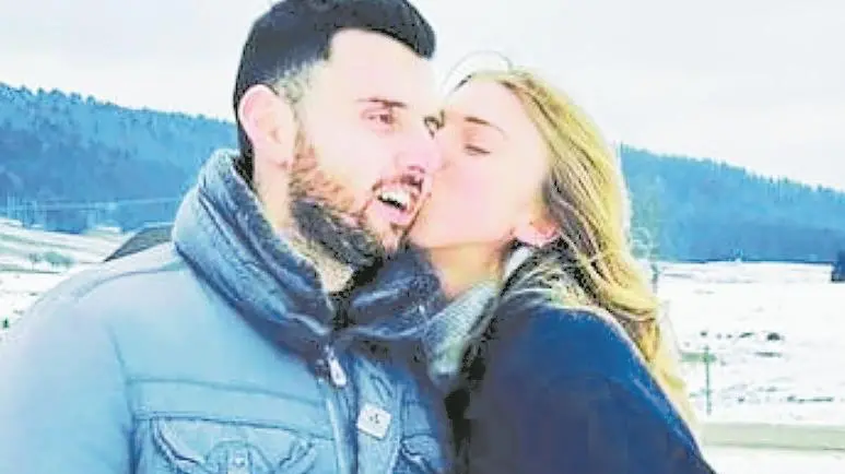 Nicolò Gatti in una giornata off riceve un bacio da Sarah Fahr