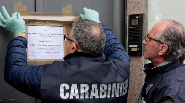 I carabinieri del Nas davanti alla clinica Matris a Milano messa sotto sequestro dopo l'espianto forzoso degli ovuli ai danni di una spagnola di 24 anni sottoposta a un intervento per una cisti ovarica dal ginecologo Severino Antinori, che e' stato arrestato a Roma per rapina aggravata e lesioni personali aggravate su disposizione del gip del Tribunale di Milano, 13 maggio 2016. ANSA/ MOURAD BALTI TOUATI