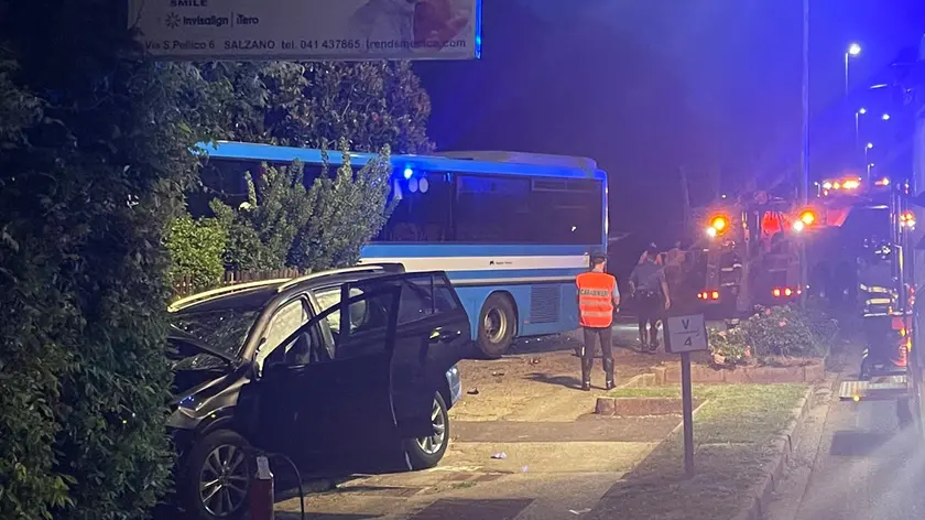 Il suv guidato dall'uomo risultato positivo all'alcoltest e il bus della Mom