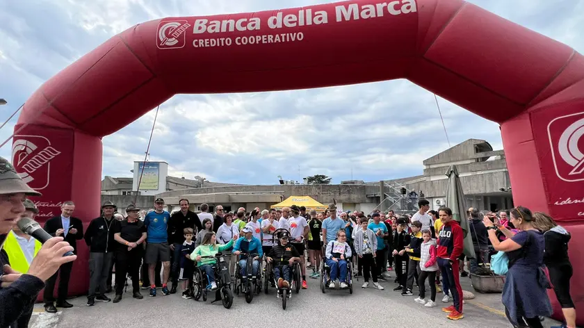 La partenza della Marcia del Sorriso di fronte alla sede dell'associazione La Nostra Famiglia di Conegliano