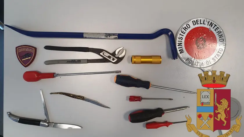 Gli arnesi da scasso trovati nell'auto