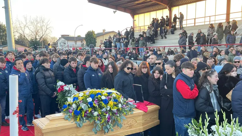 Lo stadio di Casale sul Sile gremito per l'addio a Samuele Lazzari