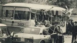 La corriera squarciata dal camion a Varago Era il 1 ottobre 1984 La foto fu pubblicata l’indomani sulla Tribuna di Treviso Sopra le 7 vittime quasi tutte 15enni: Barbara Vertieri, Cinzia Ungaro, Fabio Denis, Luisa Trevisi, Michele Tonon, Fiorenzo Vendrame, Mauro Milanese