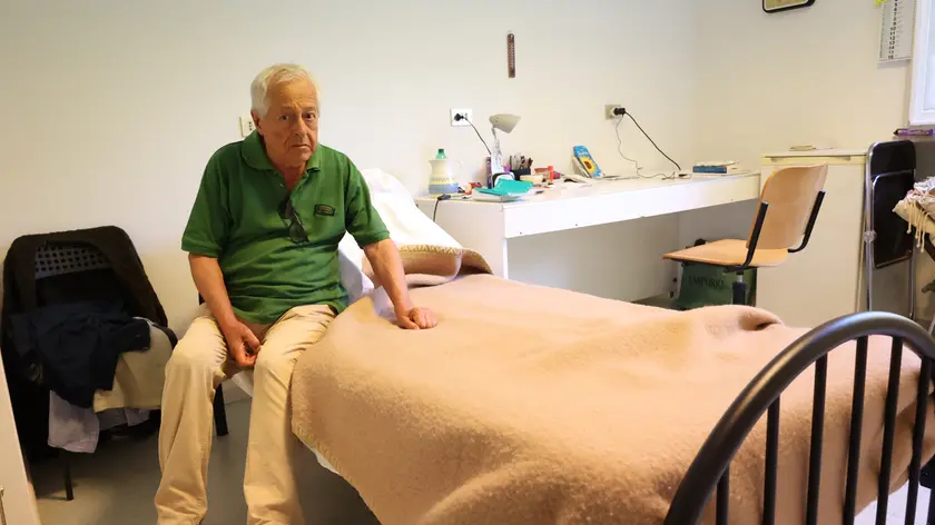 Aurelio Andreoli, 80 anni, nella sua stanza della struttura di via Cal di Breda a Treviso