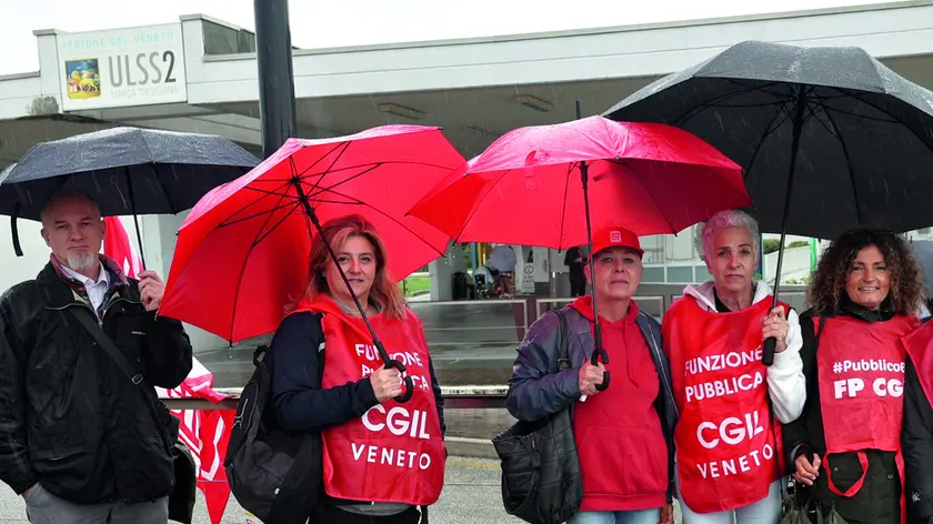 Il presidio dei lavoratori della sanità davanti al Ca’ Foncello