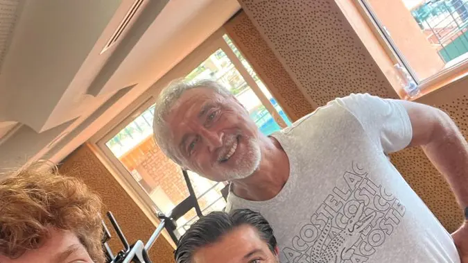 Il selfie di Jannik Sinner con il nuovo team: al centro Ulises Badio, fisioterapista trevigiano d'adozione