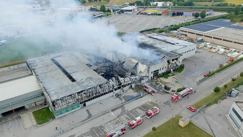 Ferrazza Castelfranco RIPRESE CON DRONE incendio Ceccato il giorno dopo ancora fiamme all'interno