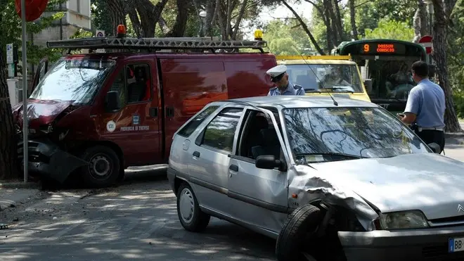 TREVISO 5/8/2003 INCIDENTE STRADALE VIALE C. BATTISTI incidente stradale via battisti
