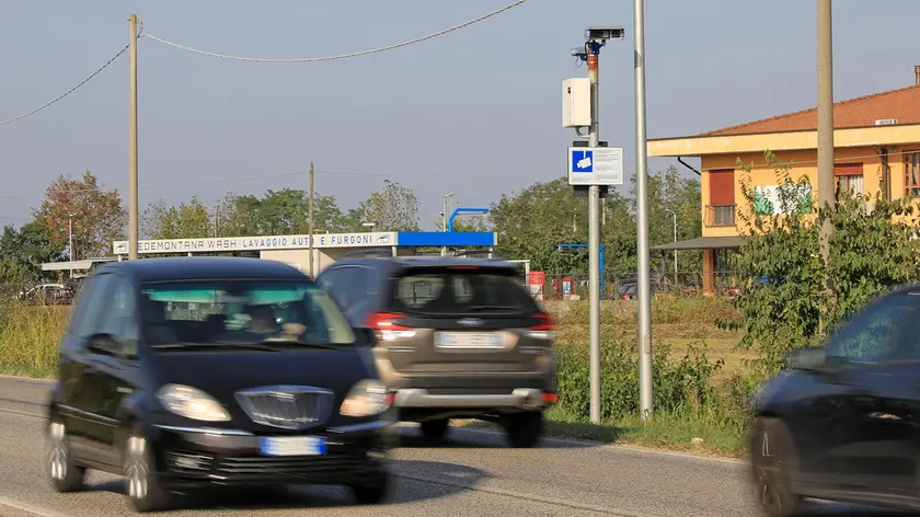 L’autovelox di Vallà di Riese, collocato su un rettilineo dove vige il 70 all’ora (foto macca)