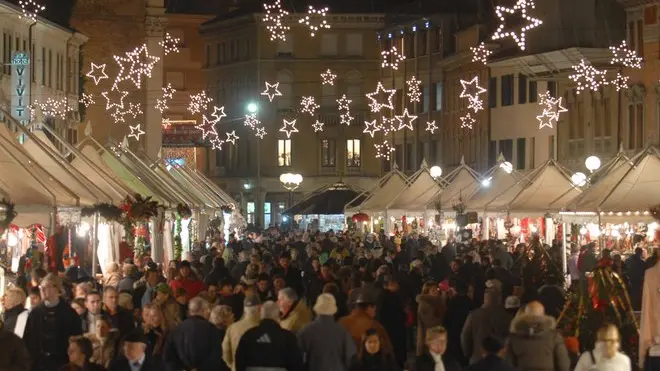 MESTRE 15/12/2006 Mercatino di Natale P.zza Ferretto (c) Bertolin M. richiesto da PELLICANI - MESTRE 15/12/2006 Mercatino di Natale