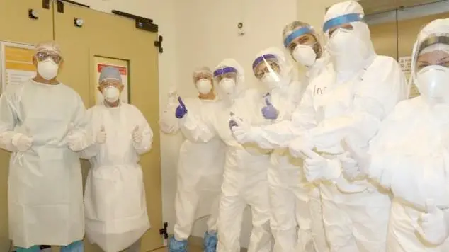 Un'équipe medica in servizio al reparto Covid del San Camillo durante la seconda ondata: da domani altri 34 posti per i pazienti positivi