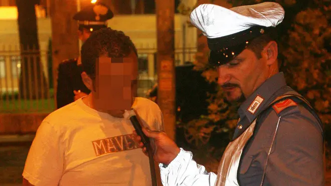 SICUREZZA STRADALE: CHE COSA CAMBIA CON NUOVO CODICE. Un giovane viene sottoposto a controllo con l'etilometro ad un posto di blocco notturno dei carabinieri, in un'immagine d'archivio ripresa a Roma. Tra le novità in materia di sicurezza stradale contenute nel ddl approvato oggi al Senato, c'e' innanzitutto un giro di vite sull'uso degli alcolici, sulle minicar, sui neopatentati e sul trasporto dei bambini su motocicli o biciclette, mentre non cambiano i limiti di velocita' e salta la norma sugli autisti di auto blu che incappano in infrazioni. ANSA/ CLAUDIO PERI / li