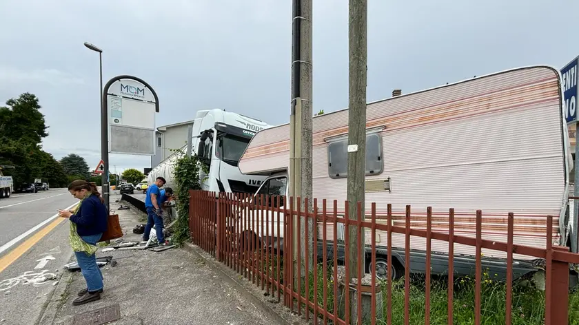 Il camion uscito di strada (credits Fotofilm)