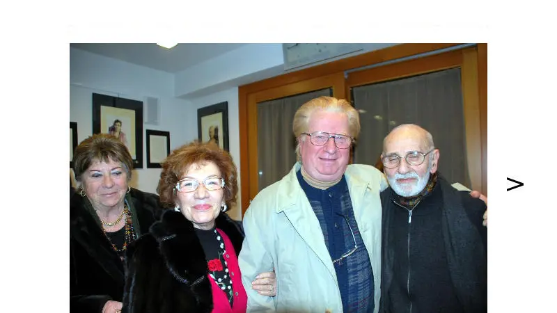 Gianmaria Ferretto (al centro con la giacca bianca) era scrittore e giornalista