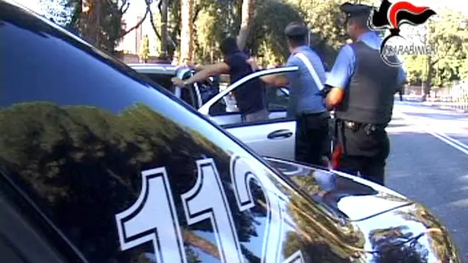 20090729 - ROMA - CLJ - DROGA: 20 KG COCAINA SEQUESTRATI A FIUMICINO, 2 ARRESTI. Il conducente dell'auto con la droga fermato dai Carabinieri oggi 29 Luglio 2009 in una foto rilasciata dall'ufficio stampa dei Carabinieri. ANSA / US CC / i51