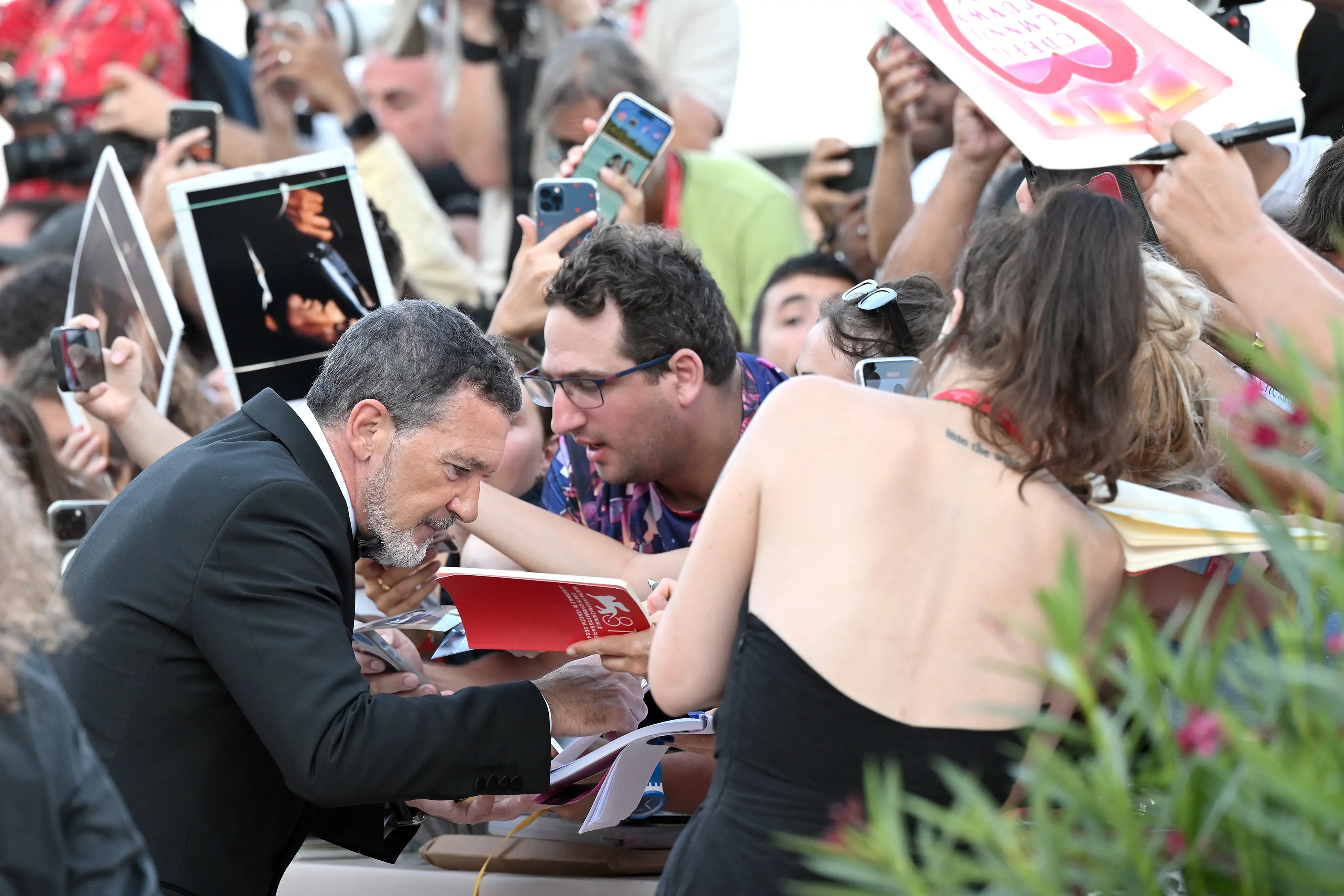 30/08/2024 Biennale di Venezia, 81 Mostra Internazionale d' Arte Cinematografica, red carpet del film Babygirl. Nella foto Antonio Banderas firma autografi ai fan