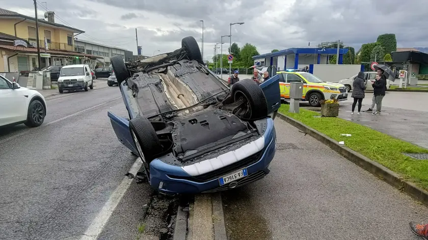 L'auto su cui viaggiavano la mamma con i due bimbi