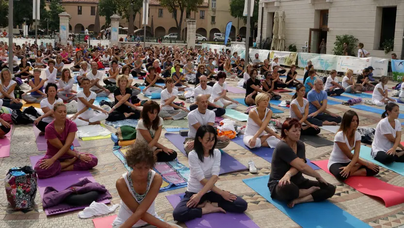 Zago Agenzia foto film treviso Yoga piazza umanesimo latino