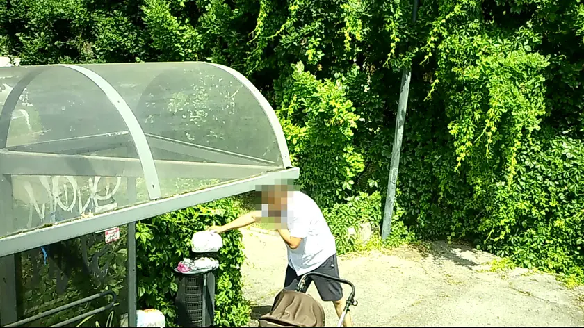 Passeggino abbandonato in via Terraglio a Treviso, scoperto con le telecamere di sorveglianza