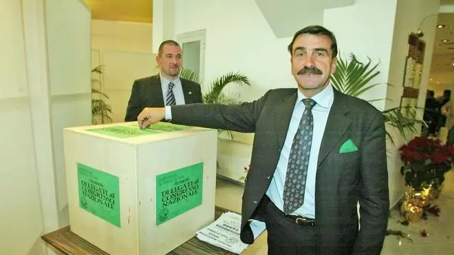 CONGRESSO PROVINCIALE DELLA LEGA NORD .. il segretario provinciale Gianantonio Da Re mentre vota i delegati. Gianantonio Da Re