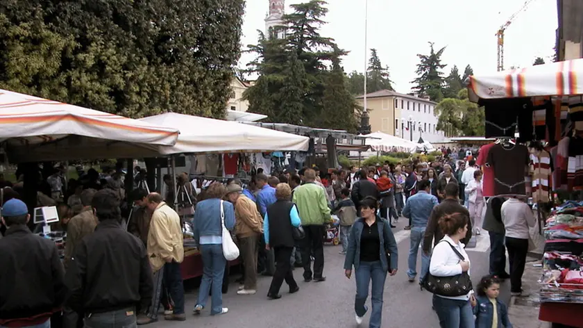 CRESPANO DEL GRAPPA IL MERCATO fotocronaca follina anniversario acli crespano il mercato