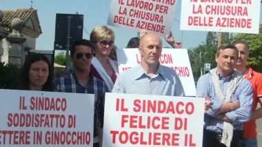 La protesta dei lavoratori in municipio