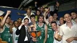 Mike D'Antoni festeggia con Riccardo Pittis e una vittoria in Europa