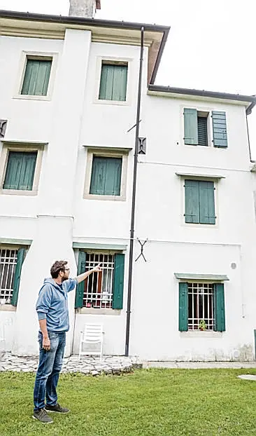 Allegranzi Codognè Marco Leali indica il punto d'ingresso dei ladri nella villa