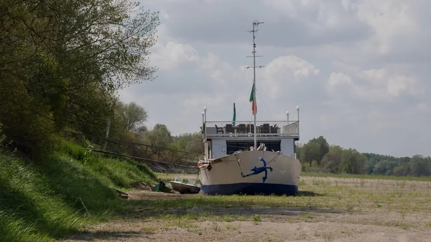 Il fiume Po in secca, in una fotografia scattata nell’estate di un anno fa. Secondo l’Anbi, dopo le piogge insistenti, la siccità è destinata a tornare