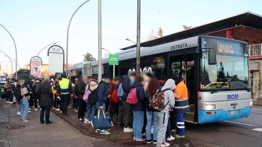 Autobus Mom ad una fermata