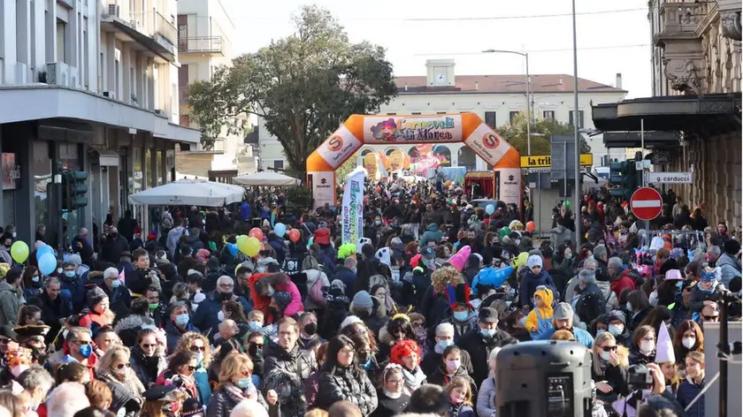 Il centro gremito, oggi, per la festa di Carnevale