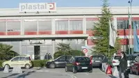 IN FOTO uscita operai ditta Plastal DI ODERZO