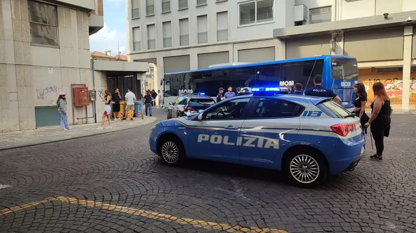 Controlli della polizia alla stazione delle corriere