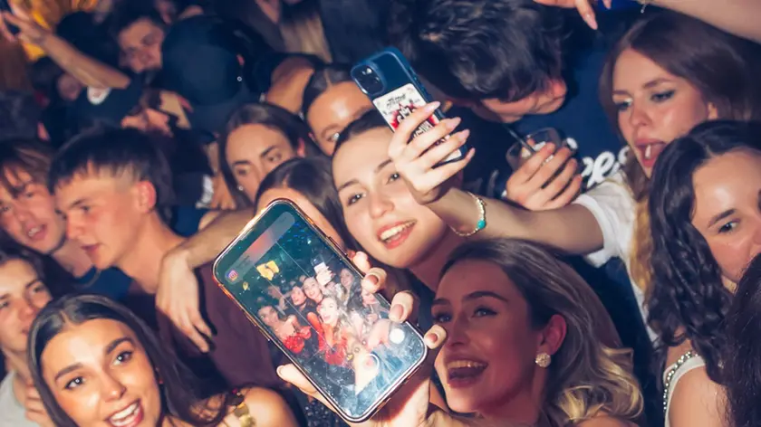 Ragazze mostrano gli scatti all’interno del Nolita (foto dal profilo Facebook del locale)