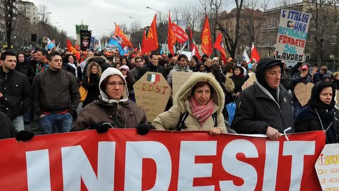 Un momento della manifestazione dei lavoratori gruppo Indesit a Torino il 20 marzo 2009. La Indesit Company vara un piano ''per il consolidamento della presenza industriale in Italia'' che prevede investimenti per 120 milioni, ma anche la chiusura degli stabilimenti di Brembate (Bergamo) e Refrontolo (Treviso), che interessera' circa 500 addetti...TONINO DI MARCO/GID..
